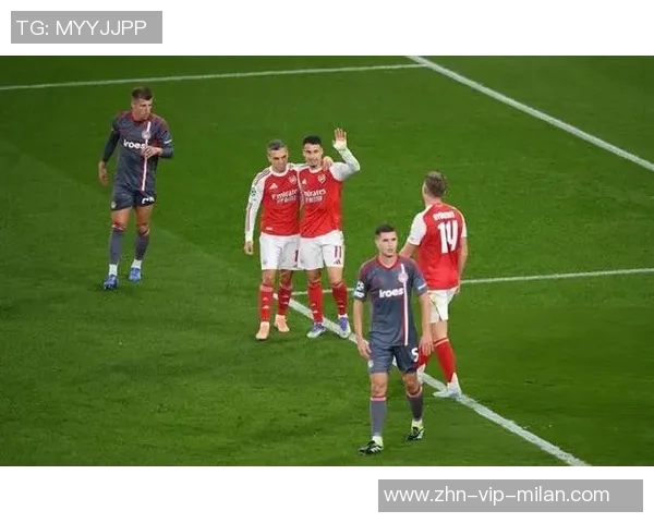 森林老板与贝尼特斯共赏奥林匹亚科斯对阵阿森纳精彩赛事